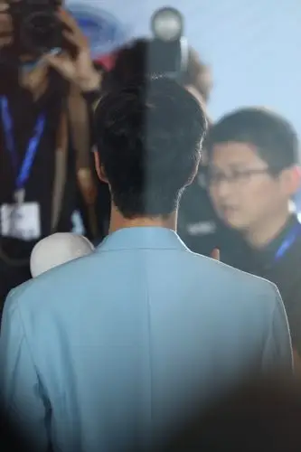 「像影子追着光梦游」 @uniq-王一博 cr:logo