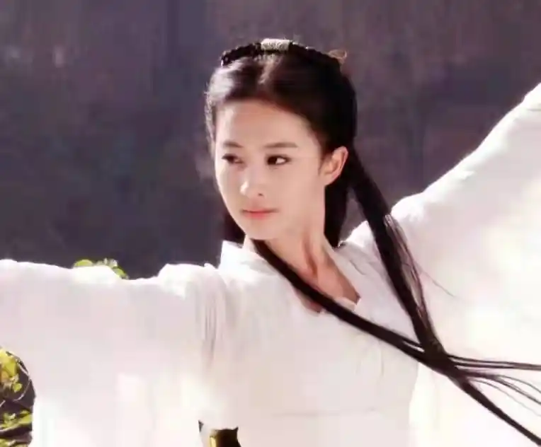 刘亦菲过34岁生日,17岁演小龙女至今无人超越,还是神仙姐姐