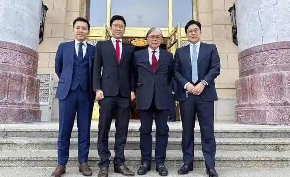 在照片中可以看到,霍家派出了了霍震霆霍启刚父子和霍震寰霍启文父子