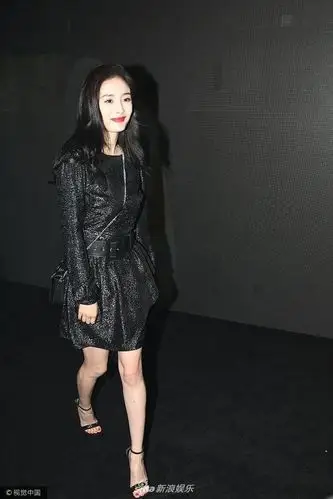 杨幂黑色小短裙秀美腿 妩媚撩发身材纤细