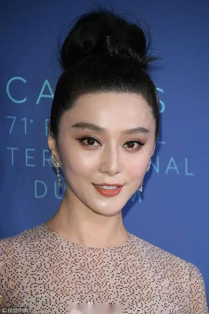 拍出来的照片感觉有点影楼feel,特别是这个道姑头,扎起来显得发际线好