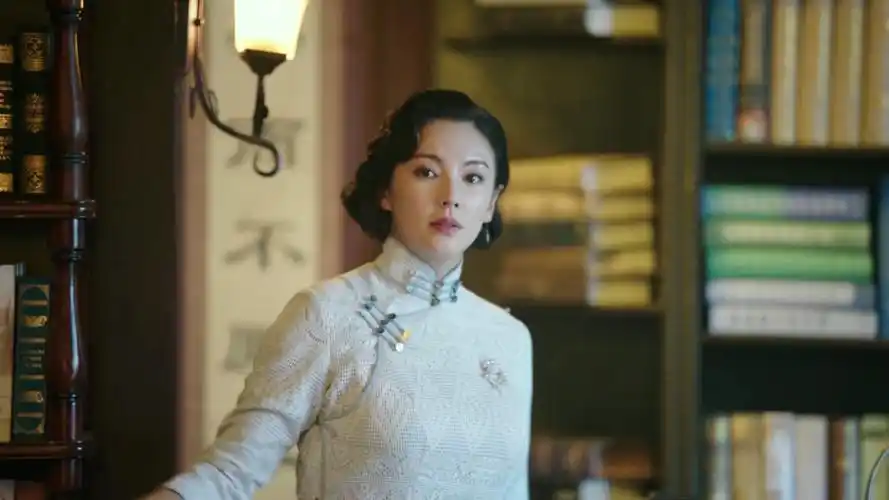 张雨绮演书店老板,衣着尽量朴素,依然难掩艳丽.