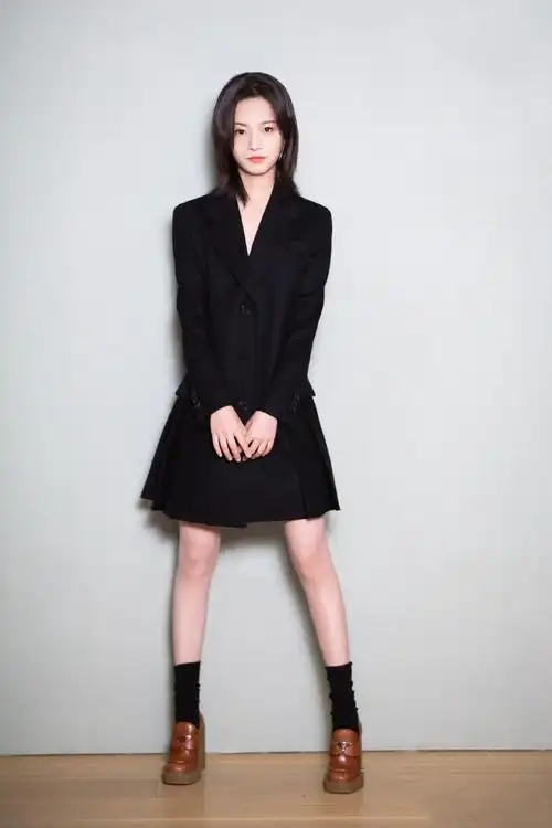 > 李庚希西装裙时尚写真图片(1/3)