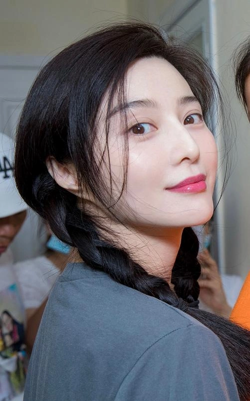 范冰冰现身医院看望患病儿童,清新双马尾造型更显年轻态!