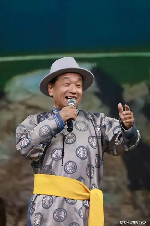 任树槐(优秀企业家,资深男歌手)春晚现场深情演唱《父亲的草原母亲的