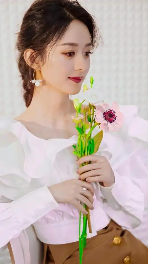 赵丽颖是一位出生于1987年10月16日的河北廊坊籍女演员和歌手.