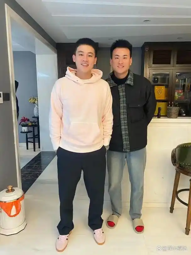 欧豪合照,网友纷纷表示他们俩也太像了,无论是脸型,五官,还是身高都