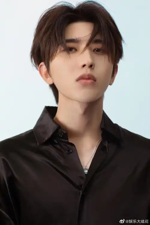 大片#蔡徐坤今日直播造型图有,新拍的这组摘星大片真的绝了,帅出天际!