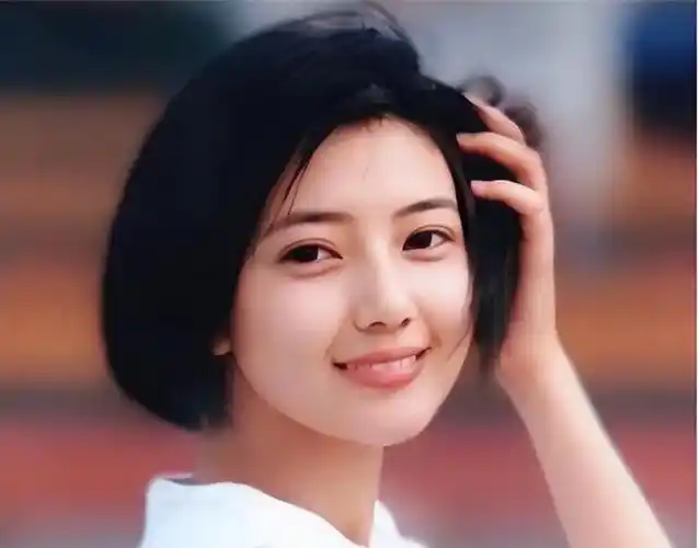 在2000年奥运会那会儿,她拍了那个清嘴含片的广告,一下子就成了大家