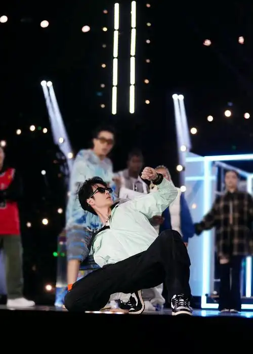 王一博街舞5总决赛舞台现场图__财经头条