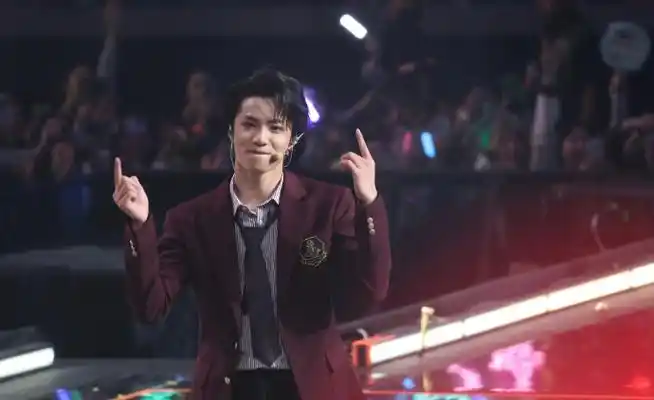 花式比心,刘老师手势舞教学特别认真生图直出#刘耀文胸前纹身贴##刘