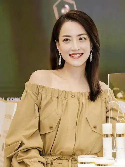 最美经纪人霍汶希样貌出众穿搭时髦哪像50岁的人