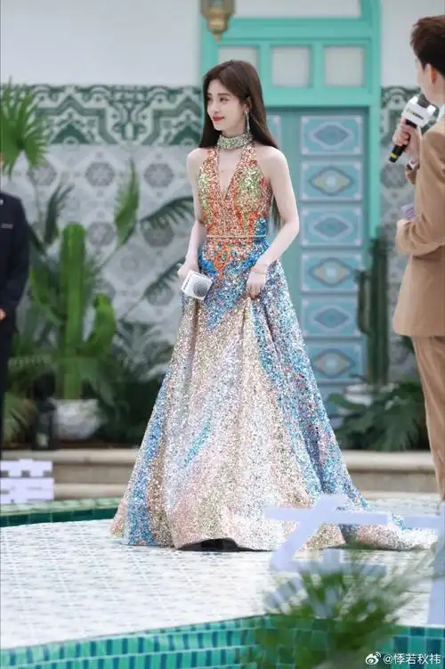 "她被蓝海的爱包围着,但同样她也能照亮整片蓝海"    @鞠婧祎