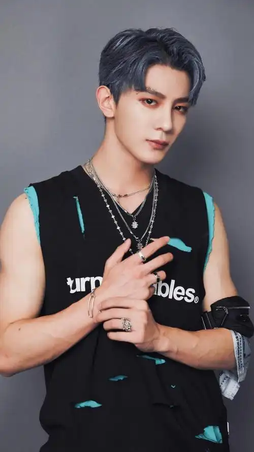 演员夏之光,斯文秀气,飘逸出尘,长身玉立,请欣赏帅照吧