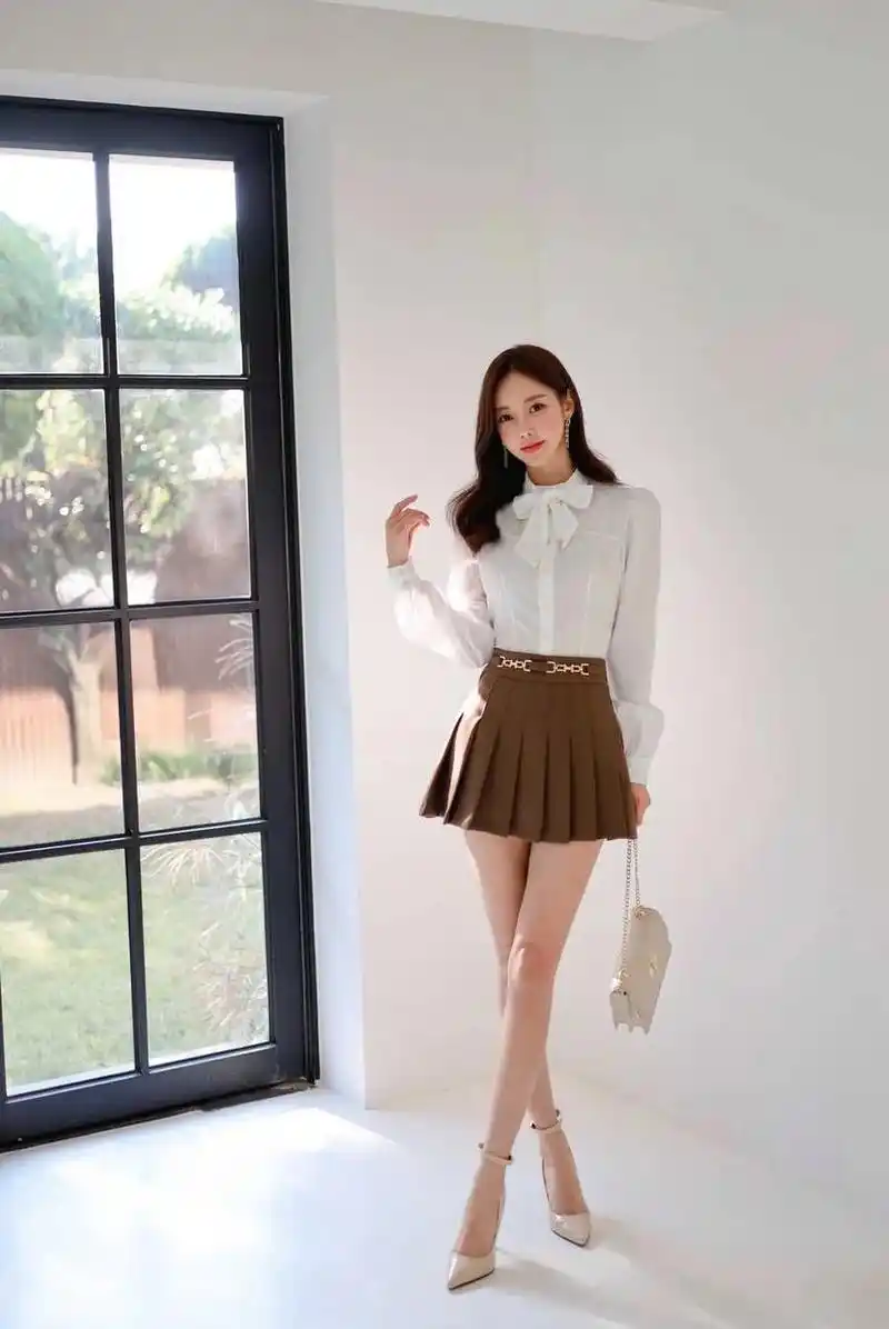 孙允珠韩国嫩模,白色上衣超短裙穿搭,修长美腿诱人心