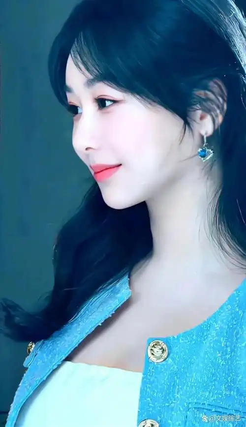 杨紫身穿牛仔套装,以路边的绿化带景致为背景,拍摄出一组青春洋溢的美