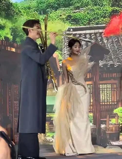 原创赵丽颖和曾黎同框身高差好萌林更新还抢着拉裙摆