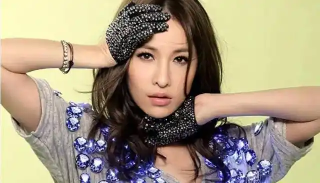 萧亚轩变形计,从潇洒小姐到满脸"科技与狠活",那么美为何整容