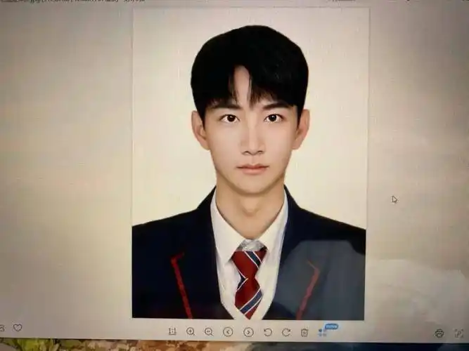 无意间发现女朋友的高中素颜证件照后