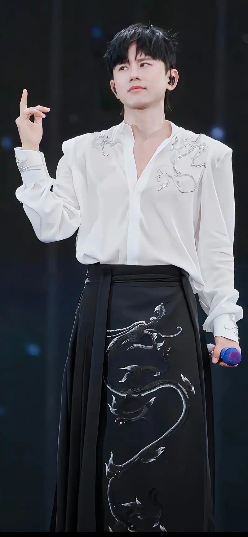 这谁看谁不迷糊啊!05哥的壁纸来喽#张杰#张杰未live曜北 - 抖音