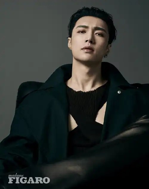 张艺兴最新时尚大片曝光 穿黑色皮衣显酷帅不羁