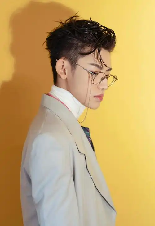 小鬼王琳凯斯文眼镜写真图片25