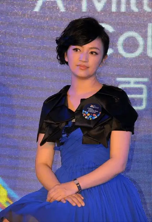 原创年轻时的罗海琼有点婴儿肥穿蓬蓬裙显得精致可爱果然有资本