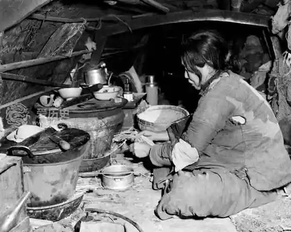 旧社会贫穷人家大闸蟹随便吃 真相是饭都快吃不上了