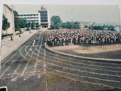 00年代的科教楼,这是咱们当年的科教楼前的煤渣路面运动场.