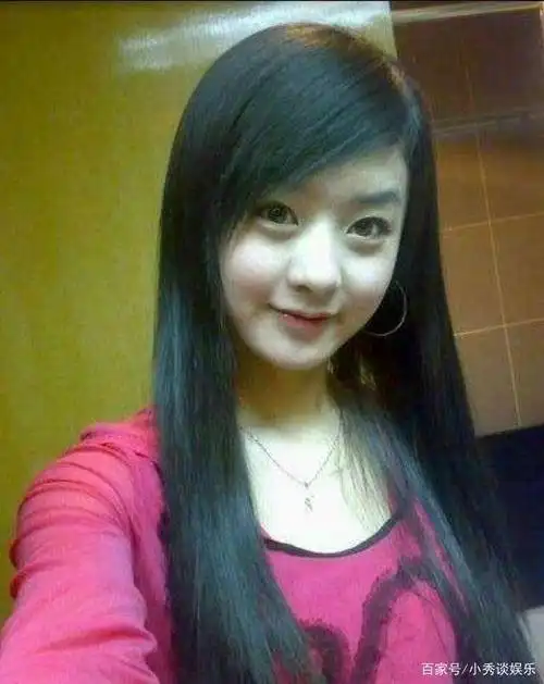 娱乐圈中被称为"素颜美"的女星赵丽颖,被网友扒出18岁的旧照