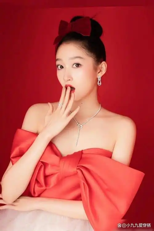 近日,中国影视圈的小花旦关晓彤在公开场合首次亮相粉色小香风套装