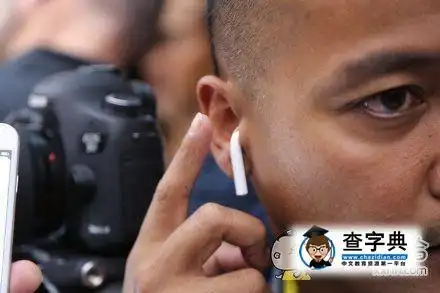 "妈妈,为什么那个人耳朵里淌出来一根面条!