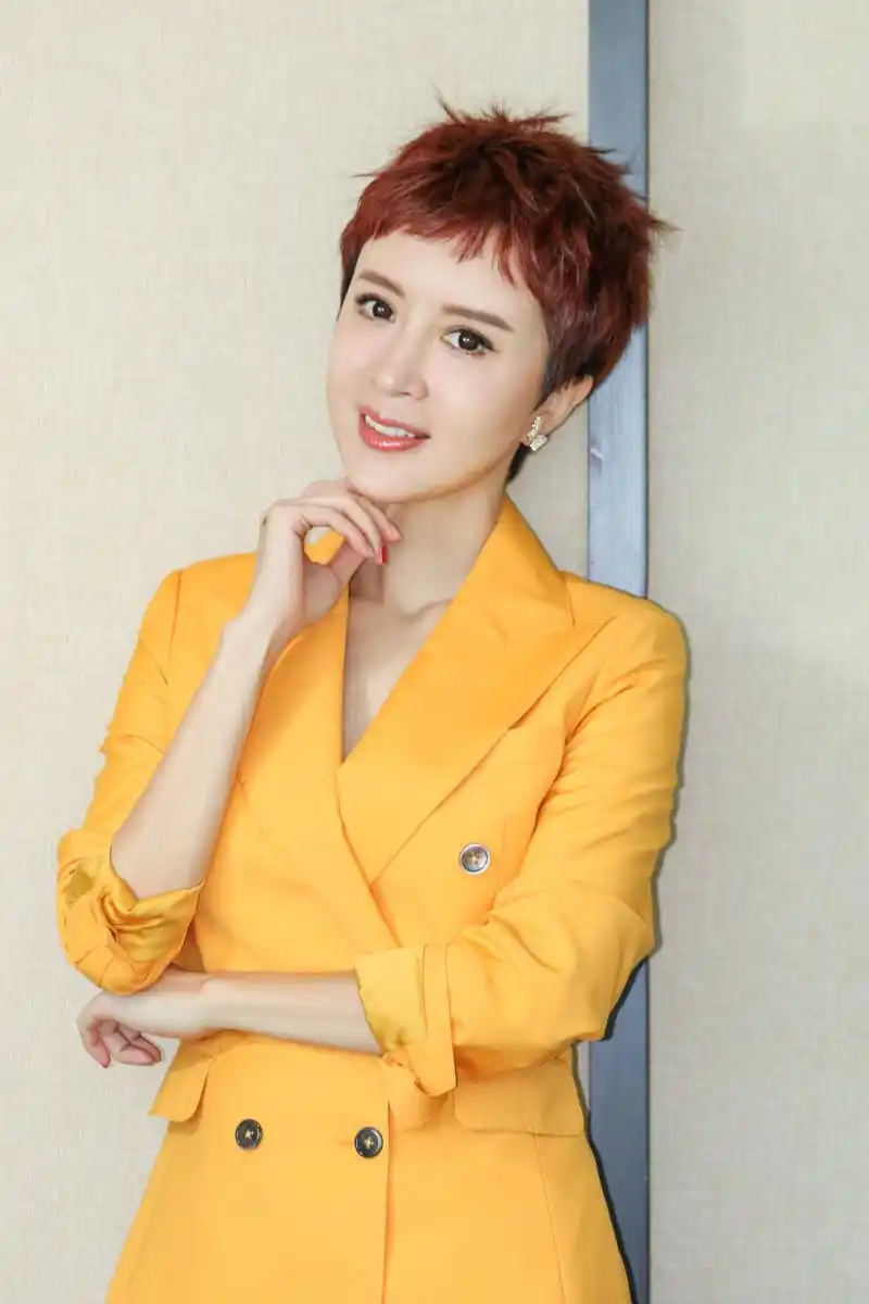 金巧巧穿黄色西装亮相,皮肤紧致宛如少女,孔雀公主一点没变老