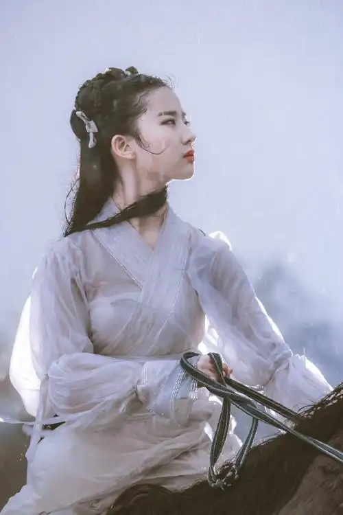 《神雕侠侣》时期  17岁的#刘亦菲#  雨中骑马的小龙女  楚楚动人  我