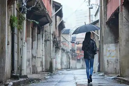 雨中女性孤独背影图片素材