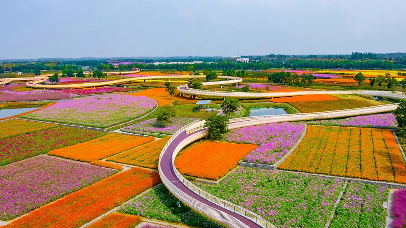 江苏旅游胜地之一,宿迁三台山森林公园,以其秀美景色吸引游客.