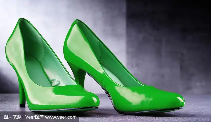 搭配一双绿色高跟鞋