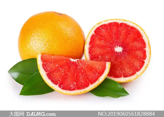 切开显现红色果肉的葡萄柚高清图片