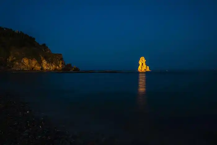 青岛上合峰会|海边奇石,光彩中的石老人