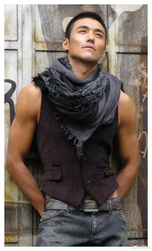 性感,如今47岁的他再次帅出了颜值巅峰,变身成了一位魅力四射的大叔!