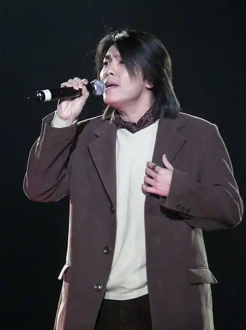 图文:中国歌曲排行榜评选颁奖--阿杜献唱