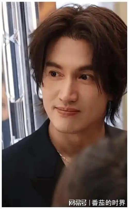 言承旭47岁风采不施医美自然老去亦颜值在线
