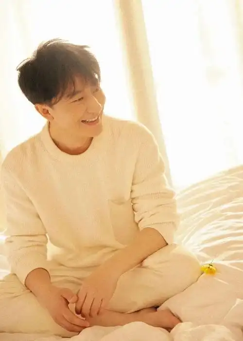 的金灰色西装搭配高领白色毛衣,帅气有范 ↓黄轩本人也像他的造型一样