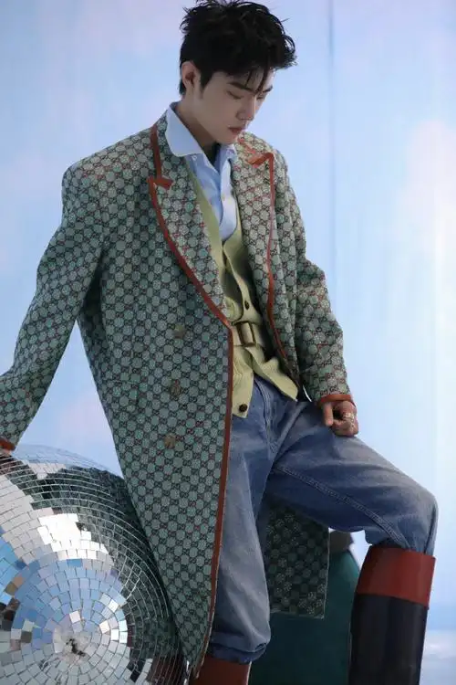 我们一起官宣啊～肖战的杂志肖战的开年刊,错过不了半点!