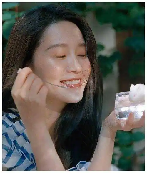 李沁颜值逆天新刊黑长直发惊艳森系女神笑容甜美