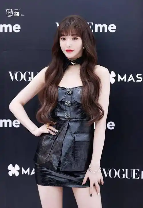 孔雪儿很适合齐刘海发型,看起来更加显得稚嫩,无辜的神态纯洁又性感.