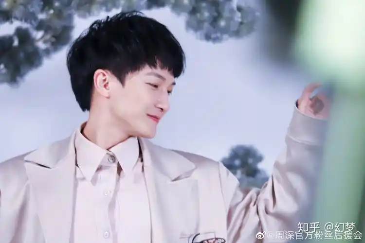 有没有周深超级可爱的照片呀~? - 知乎