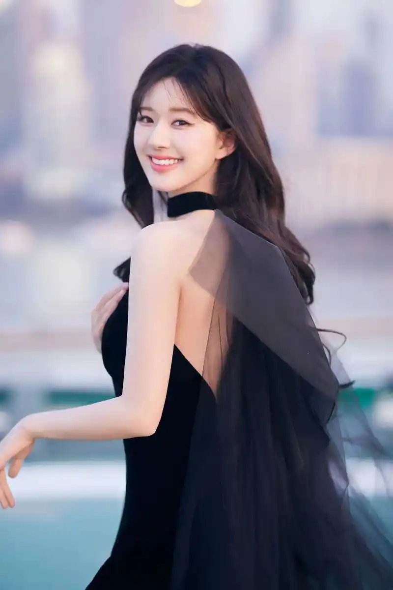 赵露思黑色抹胸纱裙##赵露思黑色纱裙光影大片#  跨年晚会大 - 抖音