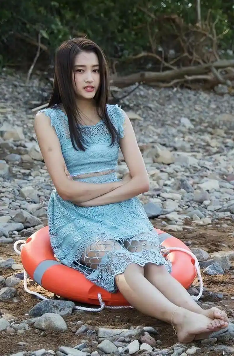 关晓彤的脚06一般,身材很一般,还当什么明星?