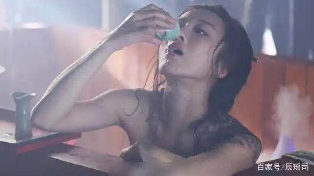 古代美女为什么喜欢仰着头往嘴里倒酒,酒洒在身上,不粘吗?